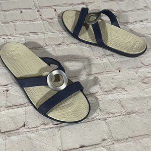 Crocs Women's Sarah Hammered slip on wedge thongs heel blue sandals Silver sz 8